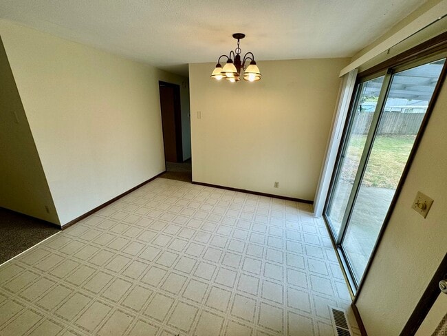 Building Photo - Pet-Friendly House In South Corvallis