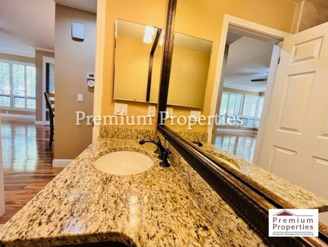 Building Photo - Beautiful 2BD/2BA Condo Unit in the Gated ...