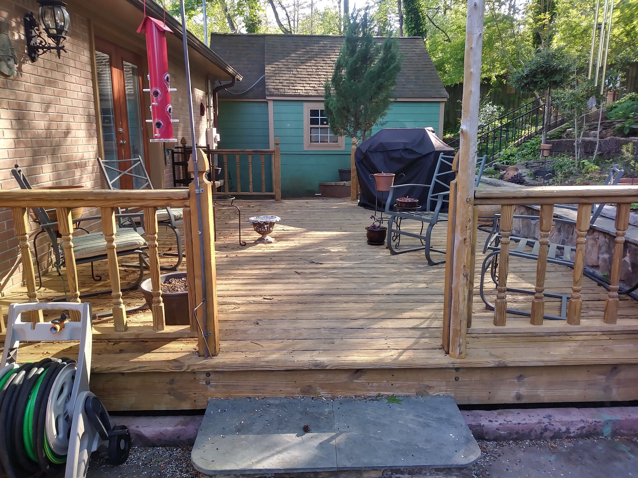 Sun/shade deck perfect for hot summer days and warm autumn afternoons - 701 Rosalyn Dr