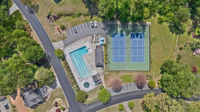 Building Photo - 2420 Castle Ln NE