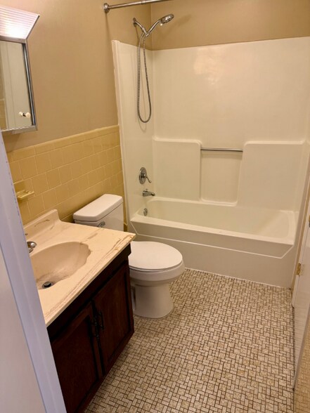 Building Photo - 946 Madison Ave