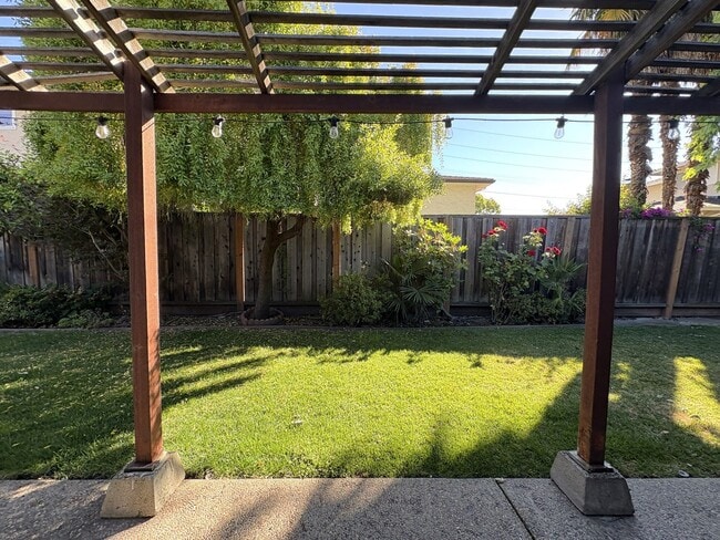 Building Photo - Spacious 3BD/2BA Redwood City Home | Two L...