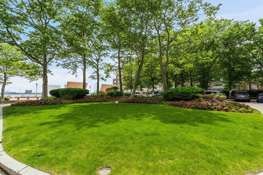 Building Photo - 65 E India Row