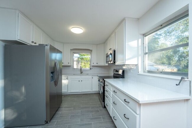 Building Photo - Gorgeous 3/2 Home