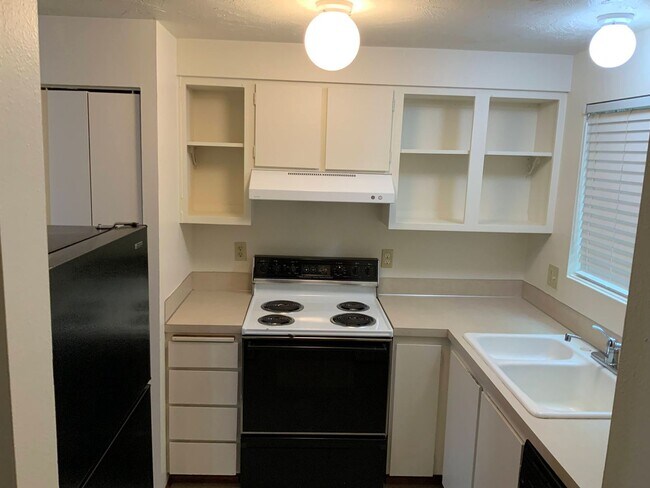 Building Photo - 1 Bedroom Condo in Southwest Eugene