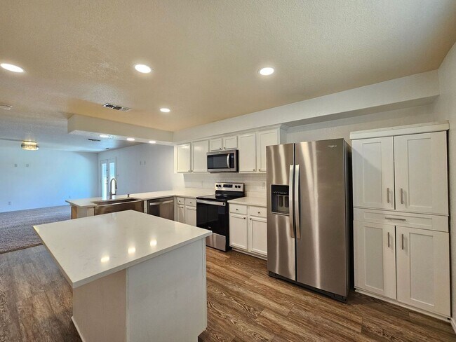 Building Photo - BRAND NEW FLOORING - AVAILABLE & MOVE-IN READY!