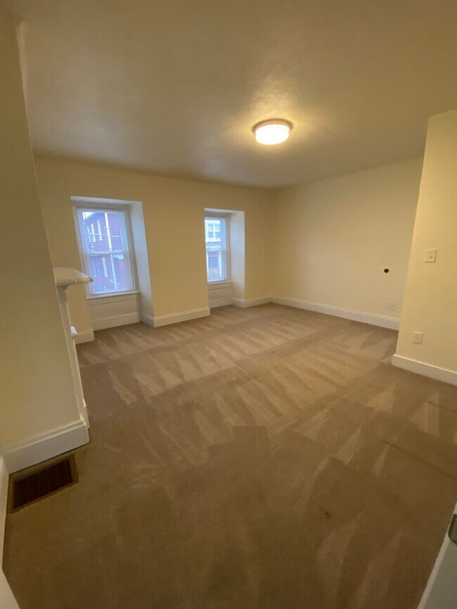 Building Photo - 2BR House with off street parking!