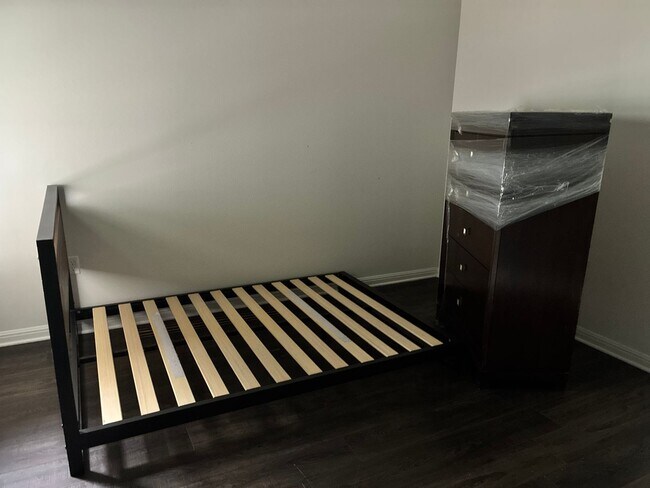 Building Photo - Elegant 6 BR 5 BA Home with Modern Amenities