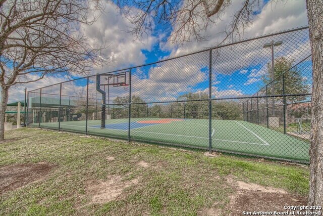 Building Photo - Situated on a desirable corner cul-de-sac lot!!