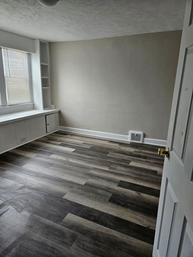 Building Photo - This spacious front porch Colonial is wait...