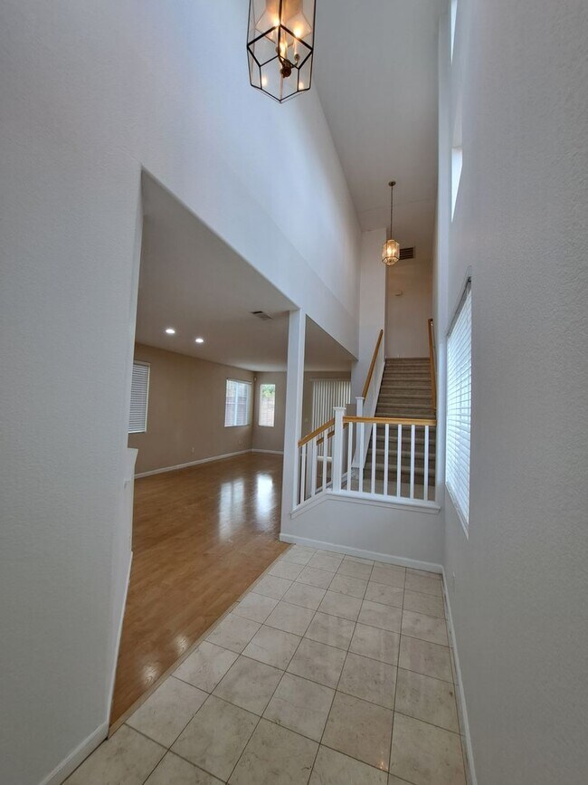 Building Photo - Expansive 3 bedroom/2.5 Bath Home in Corde...