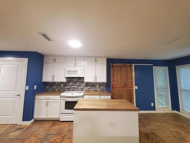 Building Photo - 504 Robin Ln