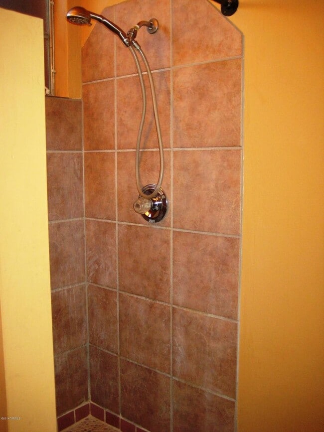 Building Photo - Studio, 1 bath, shared pool! All Utilities Included!