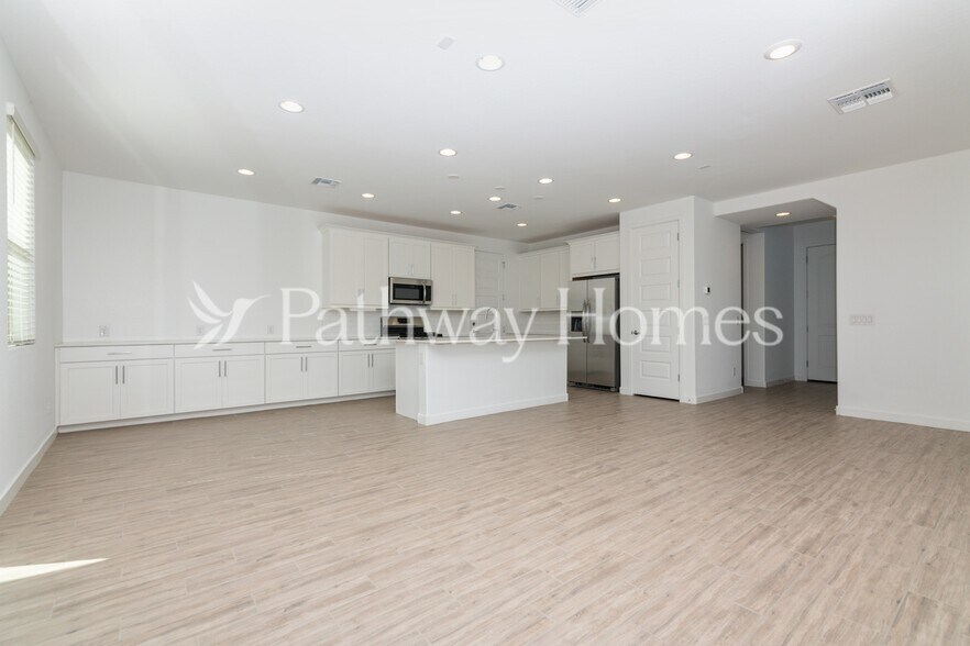 Building Photo - 9915 E Tiburon Ave