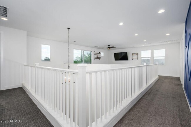 Building Photo - 1221 E Paseo Way