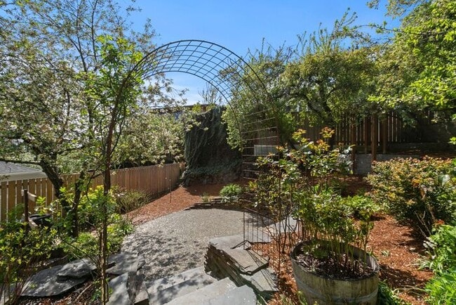 Building Photo - Charming AIR CONDITIONED Leschi Craftsman