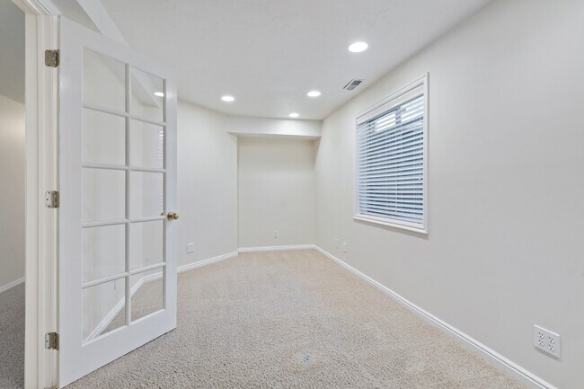 Building Photo - 3666 Pearblossom Cir