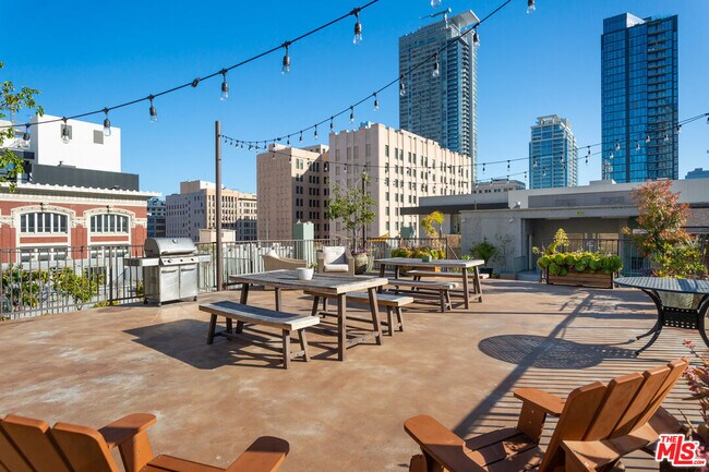 Building Photo - 711 S Olive St