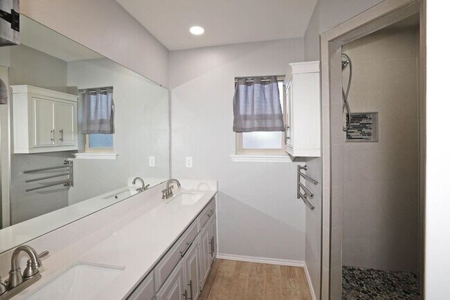 Building Photo - 3537 Tripp Ave