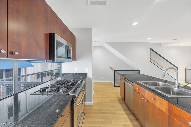 Building Photo - 129 S 11th St