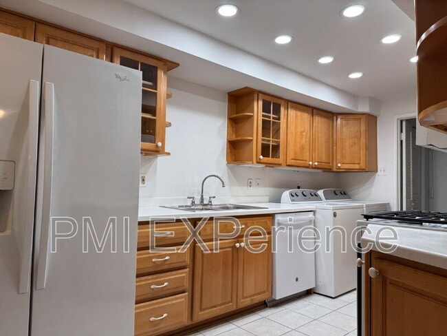 Building Photo - 10246 Prince Pl