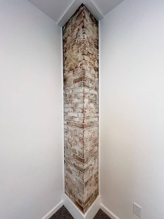 Building Photo - COMING SOON: Beautiful home in KCK!