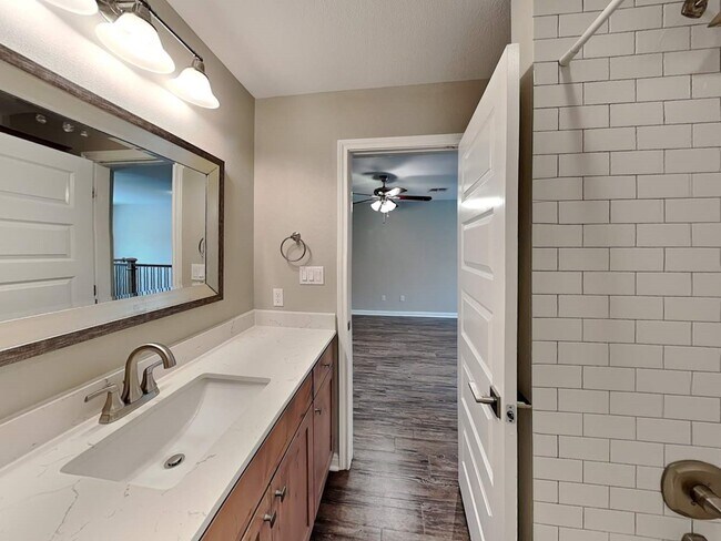 Building Photo - 179 Holly St