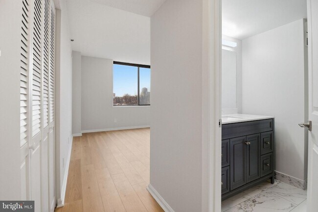 Building Photo - 3713 S George Mason Dr