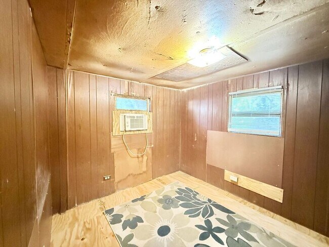 Building Photo - 531 Amber St