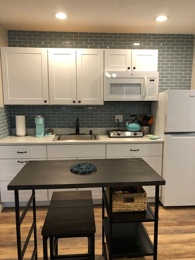 Building Photo - Beauty and Convenience! Remodeled, Fully F...