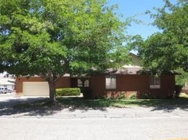 Primary Photo - Amazing Home in Bloomington Hills