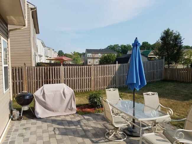 Building Photo - Charming 4 Bedroom/2.5 Bathroom in White M...