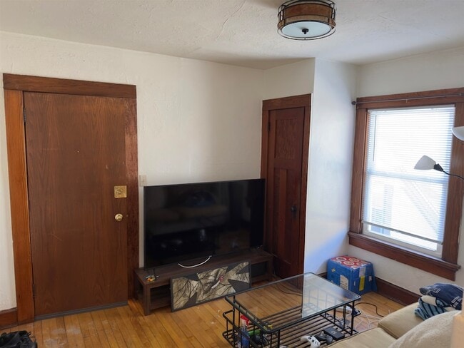 Building Photo - 213 S Broom St