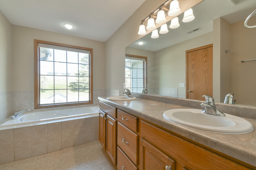 Building Photo - 9412 Forest Glen Dr