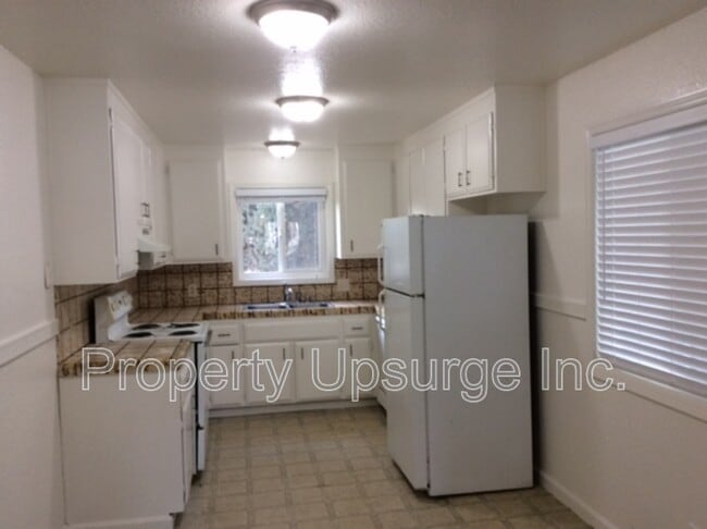 Building Photo - 209 W 10th St