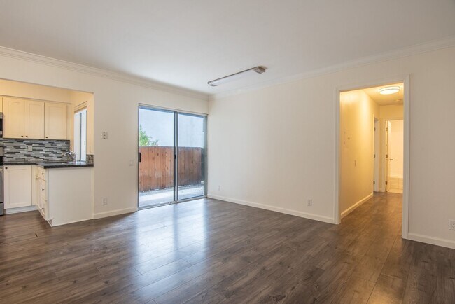 Building Photo - 1 Bedroom 1 Bathroom Townhouse Available For Rent In Mission Valley!