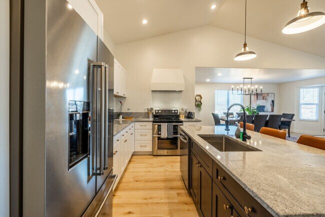 Building Photo - 1157 E Sego Lily Dr