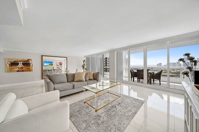 Primary Photo - 1717 N Bayshore Dr
