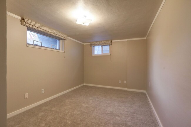 Building Photo - Unique Laurelhurst 3 Bedrooms with 2 Bathr...