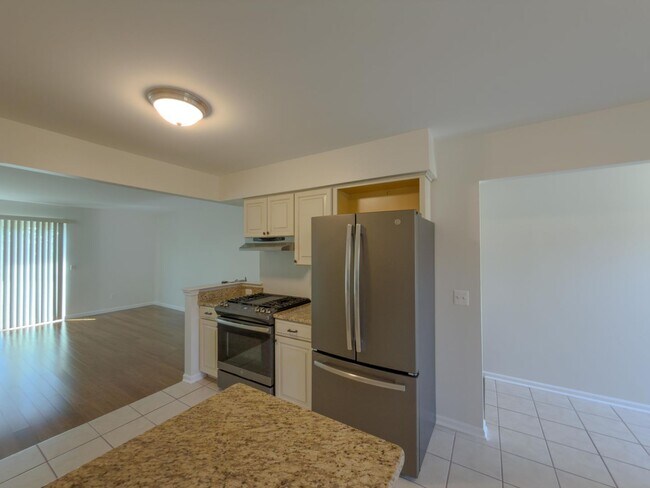 Building Photo - Move-In Ready Ranch Condo with Basement & Prime Location
