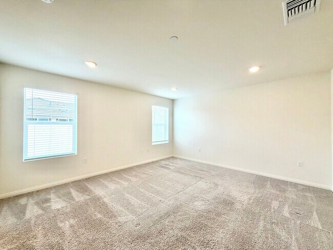 Building Photo - Move-In Ready 3 Bedroom 2.5 Bathroom Home with Loft, SOLAR & Modern Upgrades