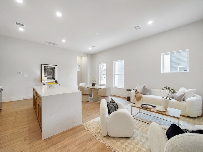 Building Photo - 861 Rachel St