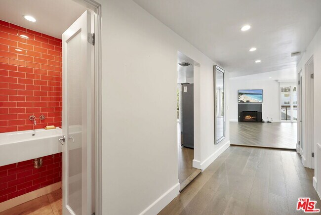 Building Photo - 723 Westmount Dr