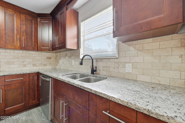 Building Photo - 760 Plainfield Ave