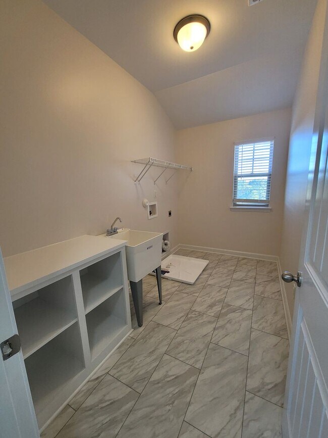 Building Photo - Immaculate 4 Bedroom, 3.5 Bath Home Located in Established Neighborhood. Minutes from Fort Bragg!