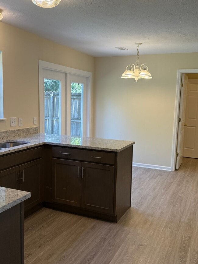 Building Photo - Updated 4 Bedroom 2.5 Bath house in conven...