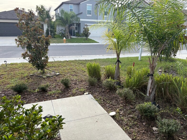 Building Photo - 584 Royal Empress Dr