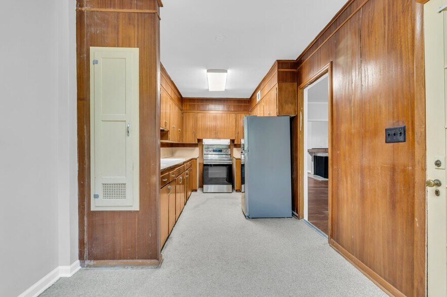 Building Photo - 905 8th Ave N