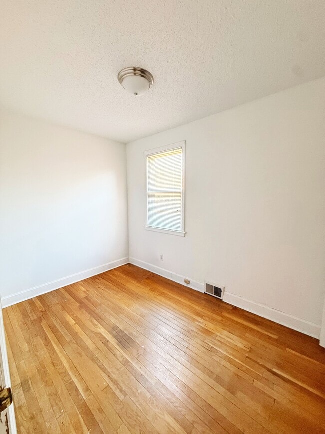 Building Photo - 937 E Ave