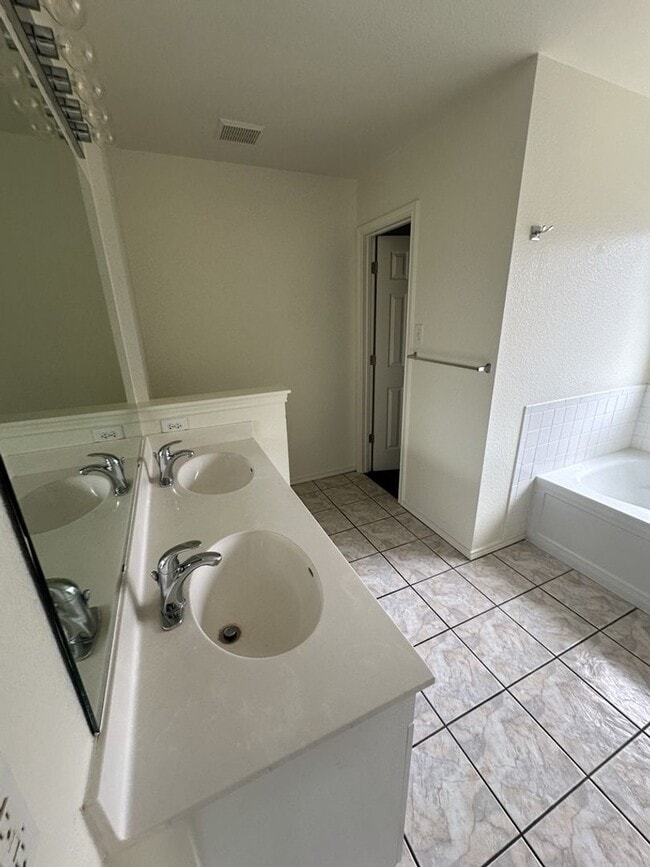 Building Photo - 4 Bed 2 Bath Available Now!